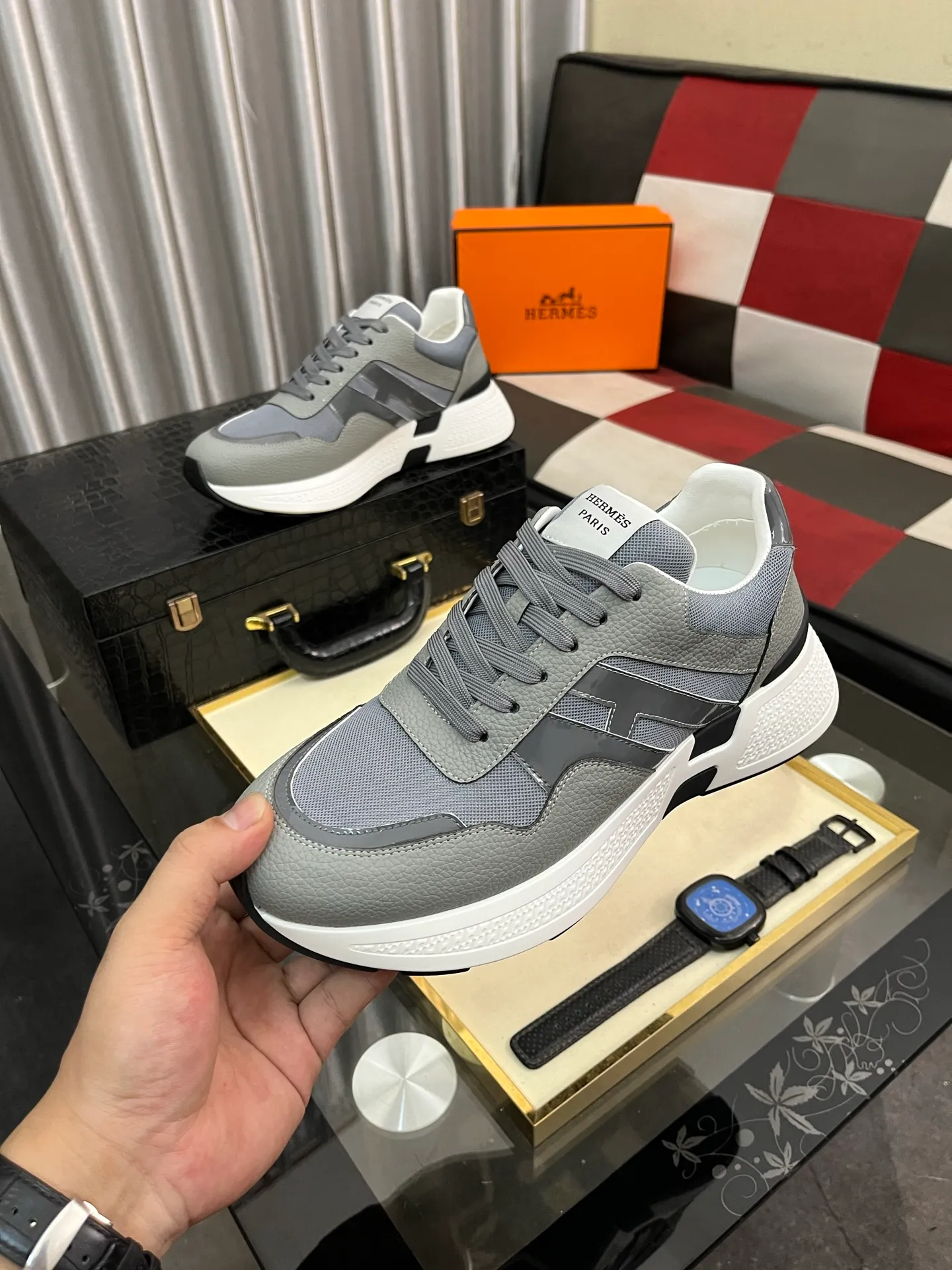 Men's shoes 💰540⌚️⌚️HERMES/Hermès Hugo thick-soled sneakers, casual men's shoes, these sneakers are made of imported first-layer cowhide leather and breathable mesh design. The contrasting color design creates a dynamic and modern shape. The front end of the toe is decorated with natural-color rubber inlays, which is novel and fashionable. The texture is incomparable, with cowhide lining and cowhide foot pads, the upper foot is comfortable and breathable, and the rubber sole is decorated with geometric patterns and iconic "H" details. A very personal one! Size: 38-44